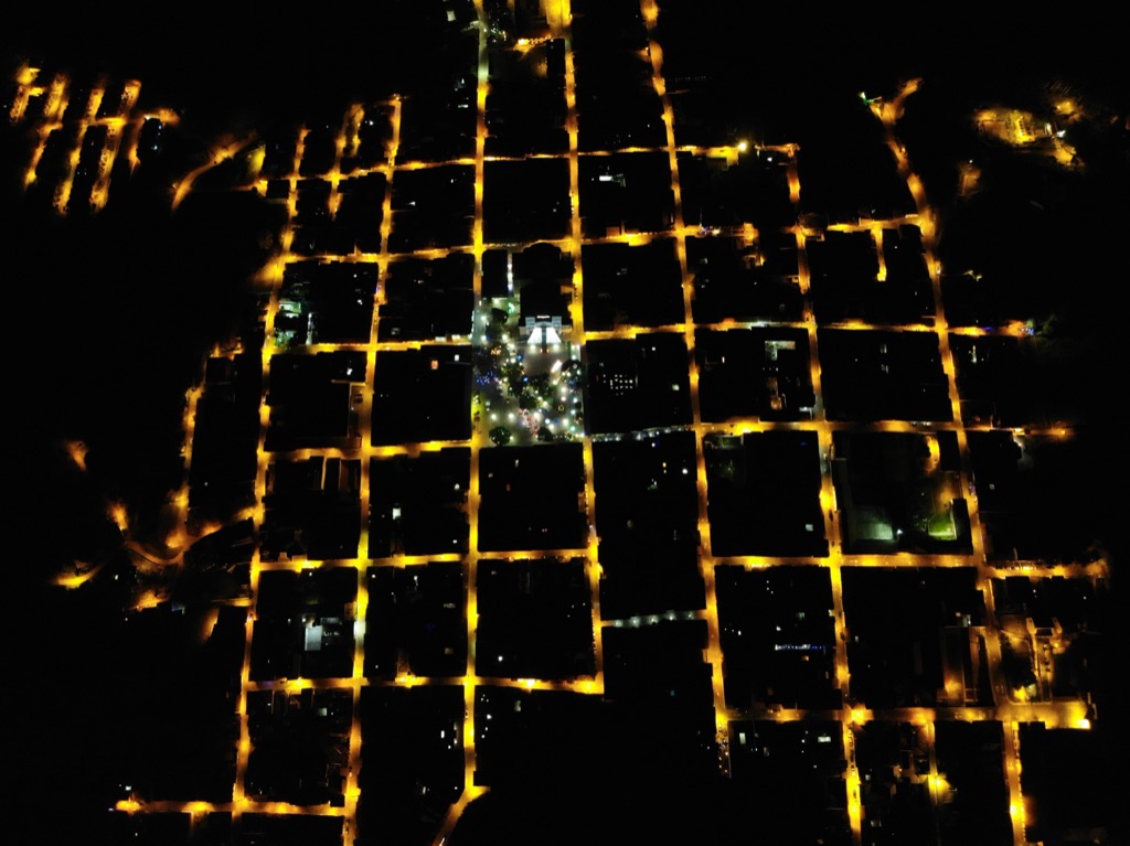 Vista aérea nocturna de Jericó, Antioquia — las calles iluminadas forman la cuadrícula del pueblo